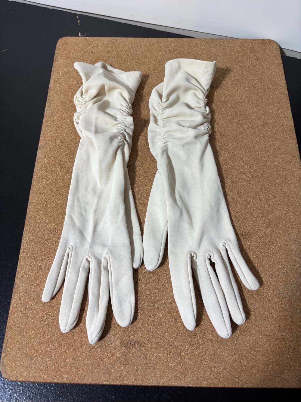 💐3/$15 Vintage Classic Women's Long Ruched Dress Gloves in Cream